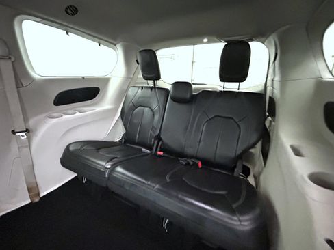 Certified 2022 Chrysler Pacifica Touring-L FWD image 18