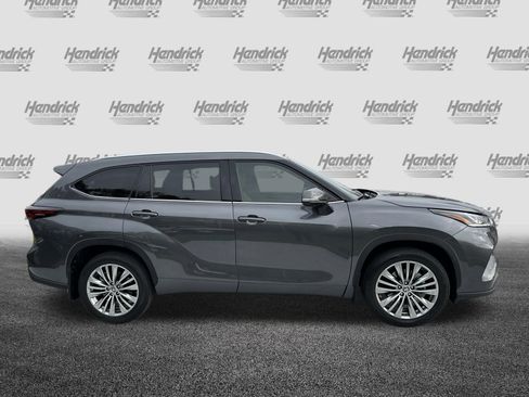 Used 2024 Toyota Highlander Platinum FWD image 11