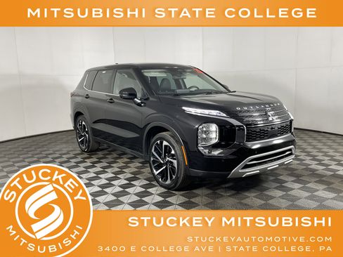 Used 2023 Mitsubishi Outlander SE image 1