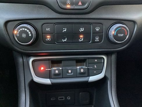 Used 2024 GMC Terrain SLE image 19