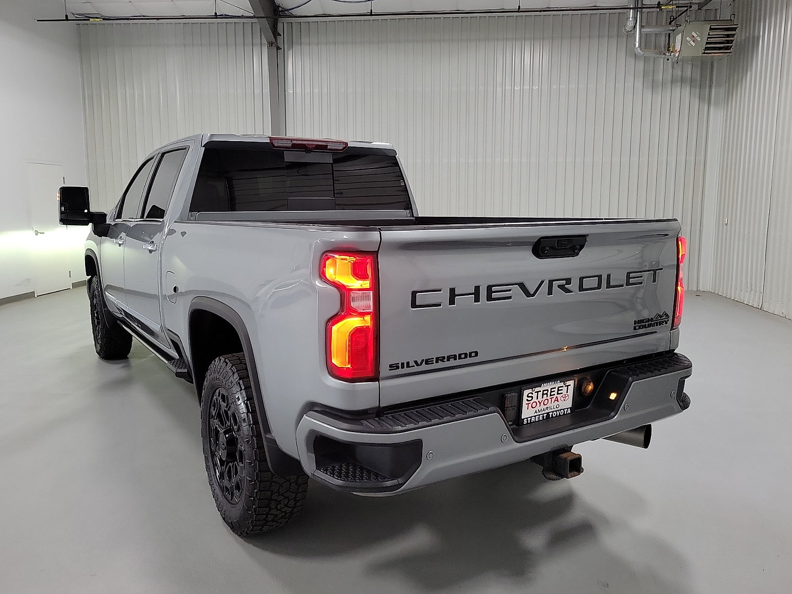Used 2024 Chevrolet Silverado 2500 High Country w/ LPO, Dark Essentials Package AWD/4WD image 6