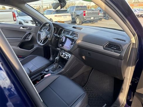Used 2021 Volkswagen Tiguan SE w/ Panoramic Sunroof Package image 29