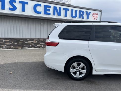 Used 2018 Toyota Sienna LE image 14