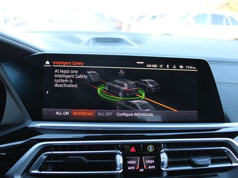 Used 2021 BMW X7 M50i w/ Dynamic Handling Package image 28