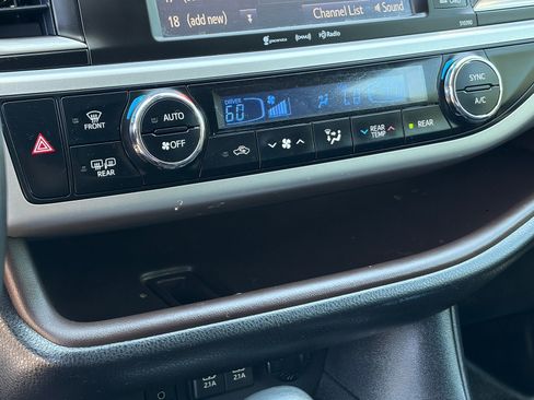 Used 2019 Toyota Highlander XLE FWD image 26
