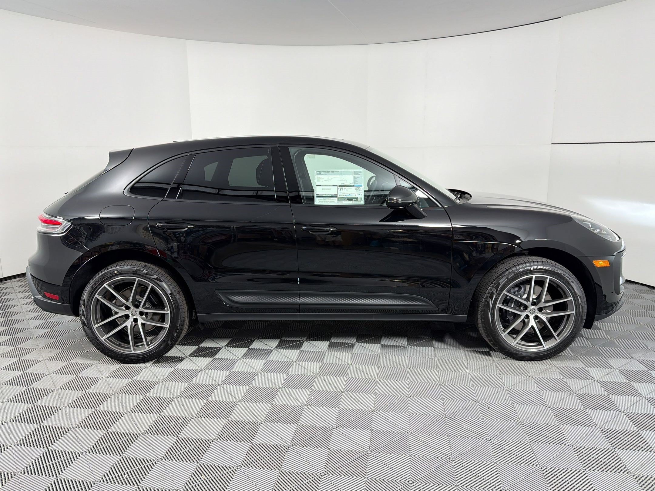 Used 2026 Porsche Macan AWD/4WD image 8