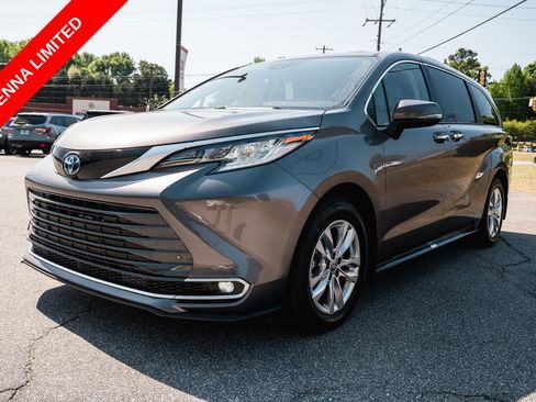 Certified 2023 Toyota Sienna Limited FWD image 3