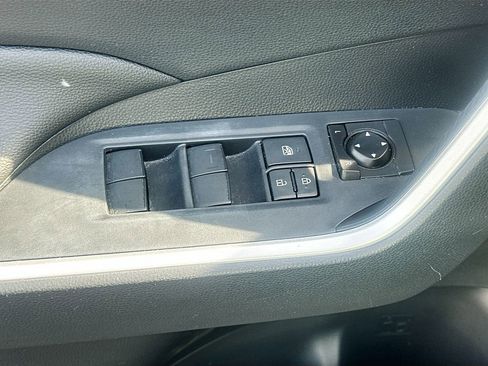 Used 2019 Toyota RAV4 LE FWD image 13