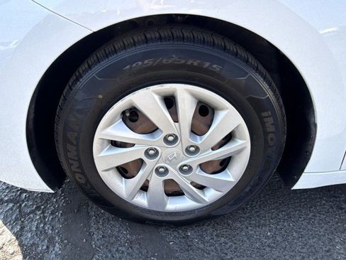 Used 2019 Hyundai Elantra SE w/ Cargo Package image 17
