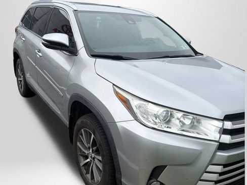 Used 2019 Toyota Highlander XLE AWD/4WD image 2