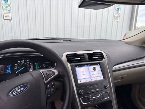 Used 2019 Ford Fusion SE FWD image 18
