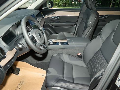 New 2025 Volvo XC90 B6 Plus w/ Protection Package image 17