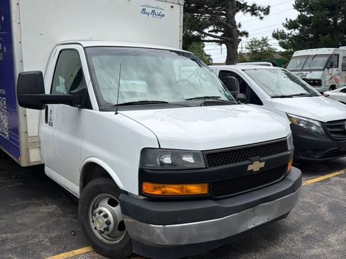 Used 2018 Chevrolet Express 3500 Extended w/ Power Convenience Package RWD image 4