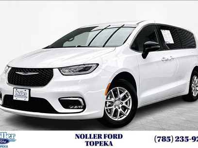 Used 2025 Chrysler Pacifica Select