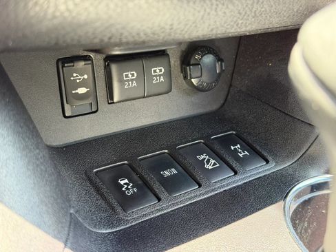 Used 2017 Toyota Highlander Limited AWD/4WD image 38