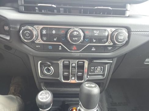 Used 2025 Jeep Wrangler Unlimited Sahara AWD/4WD image 23