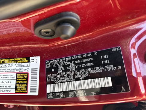 Used 2023 Toyota Highlander XLE AWD/4WD image 30