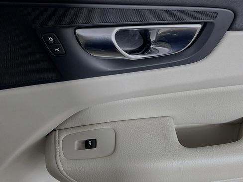 Used 2021 Volvo XC60 T5 Momentum image 32