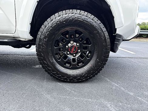 Certified 2022 Toyota Tacoma SR5 AWD/4WD image 8