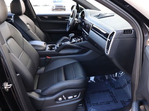 Used 2019 Porsche Cayenne S image 32