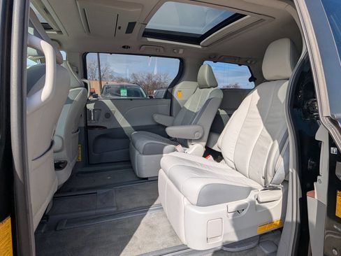 Used 2013 Toyota Sienna Limited w/ Premium Pkg image 13