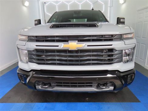Used 2025 Chevrolet Silverado 2500 Custom w/ Custom Value Package AWD/4WD image 3