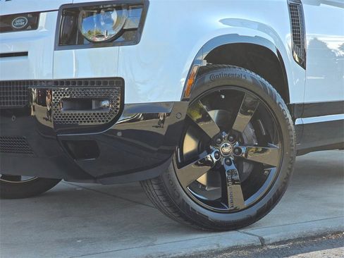 New 2025 Land Rover Defender 90 X-Dynamic SE image 2