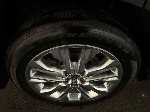 Used 2024 Toyota Highlander Limited image 13