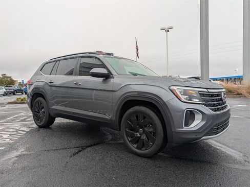Used 2025 Volkswagen Atlas SE w/ Panoramic Sunroof Package image 3