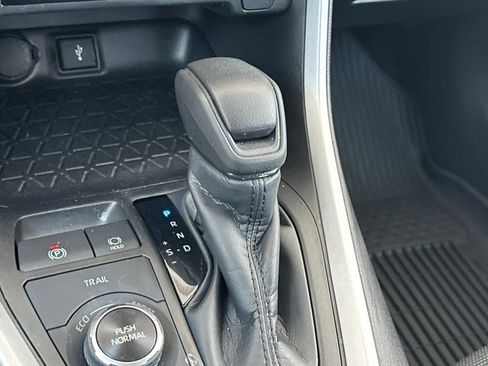 Used 2022 Toyota RAV4 LE AWD/4WD image 21