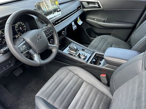 New 2025 Mitsubishi Outlander SE image 11