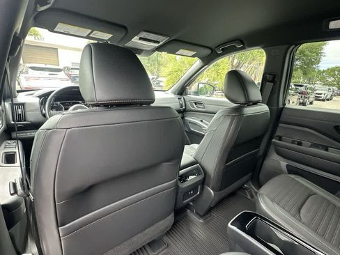 Used 2023 Nissan Pathfinder SV AWD/4WD image 18