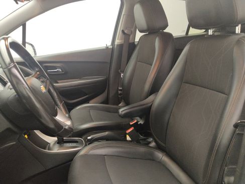 Used 2019 Chevrolet Trax LT w/ LT Convenience Package FWD image 17