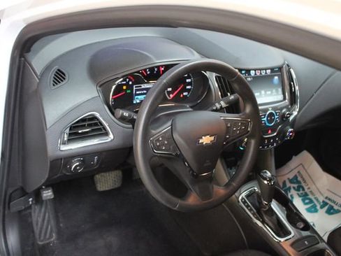 Used 2018 Chevrolet Cruze LT FWD image 14