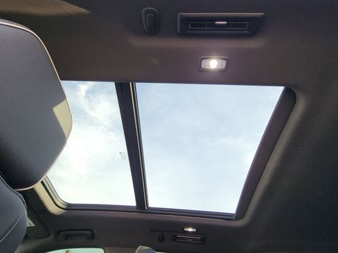 Used 2022 GMC Yukon SLT w/ SLT Premium Package image 11