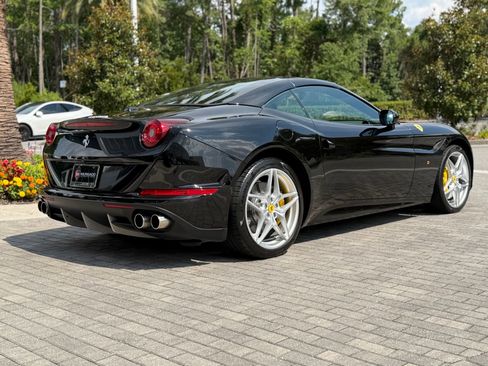 Used 2016 Ferrari California T RWD image 19