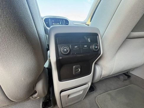 Used 2019 GMC Acadia SLE FWD image 18