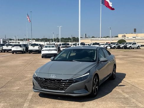 Used 2022 Hyundai Elantra SEL w/ Convenience + Premium Package FWD image 8