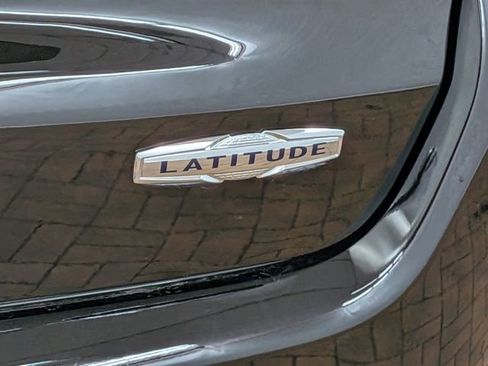 Used 2025 Jeep Compass Latitude image 9