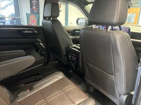 Used 2025 Chevrolet Suburban High Country image 44