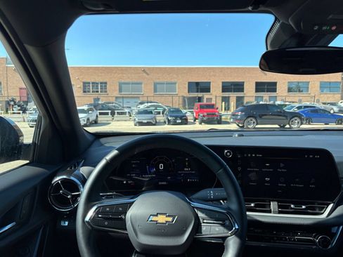 Used 2025 Chevrolet Equinox LT FWD image 34