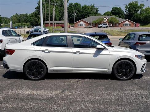 New 2025 Volkswagen Jetta SE image 2