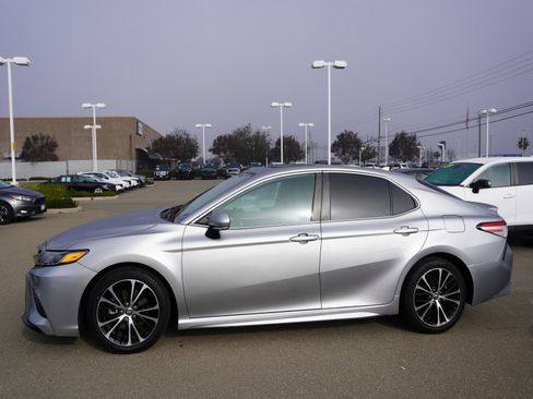 Used 2020 Toyota Camry SE w/ Sunroof Package image 7
