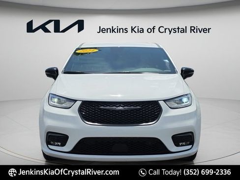 Used 2024 Chrysler Pacifica Limited w/ Uconnect Theater Family Group FWD image 16