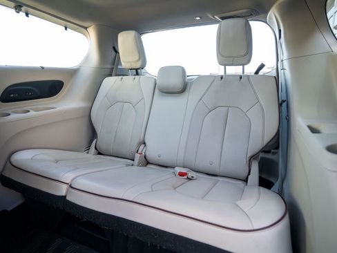 Used 2020 Chrysler Pacifica Limited w/ Tire & Wheel Group image 39