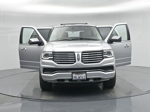 Used 2017 Lincoln Navigator Select image 15