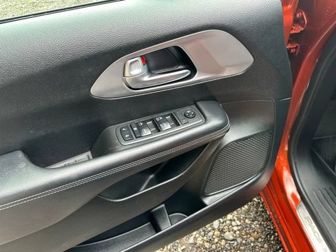Used 2018 Chrysler Pacifica Touring-L w/ Premium Audio Group FWD image 11