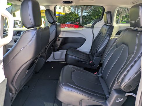 Used 2024 Chrysler Pacifica Touring-L image 13