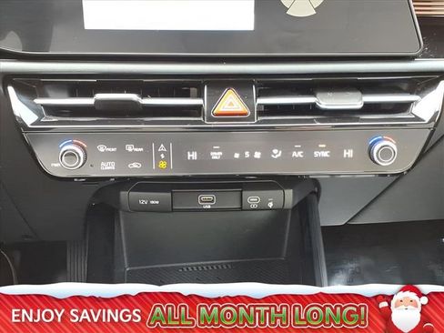 Used 2024 Kia Niro EX image 23