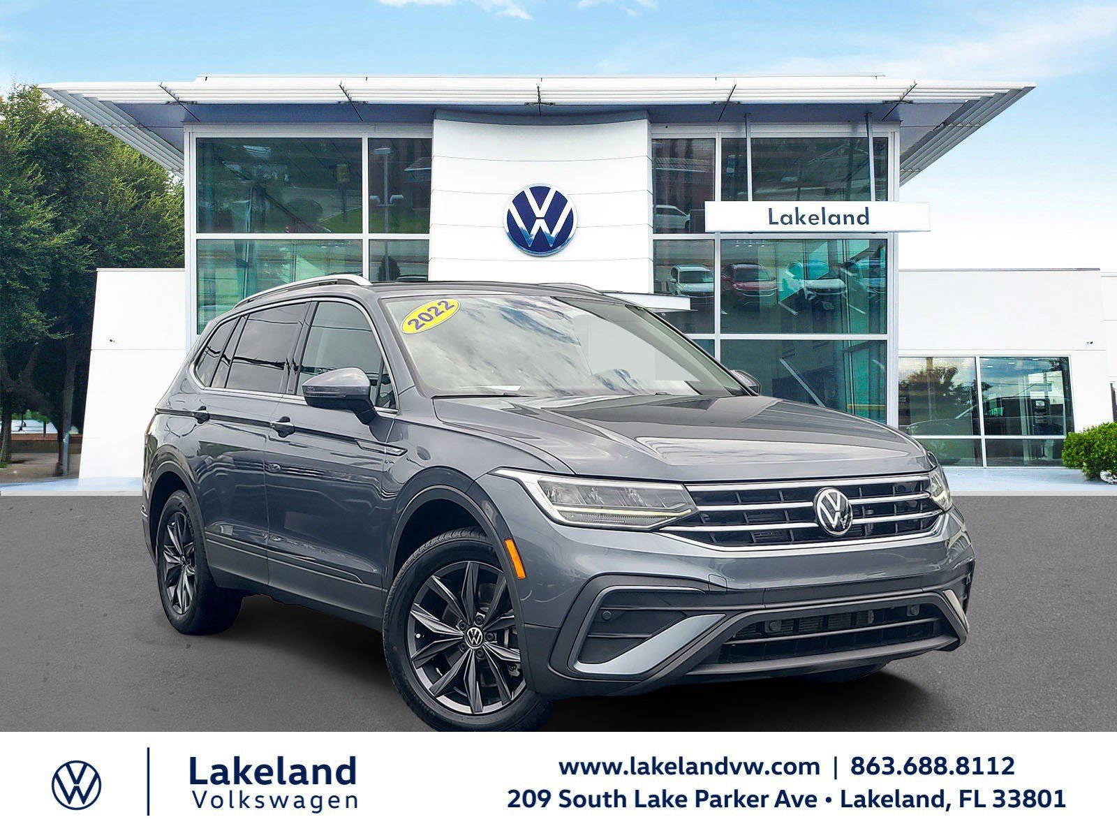 Used 2022 Volkswagen Tiguan SE w/ Panoramic Sunroof Package FWD image 1